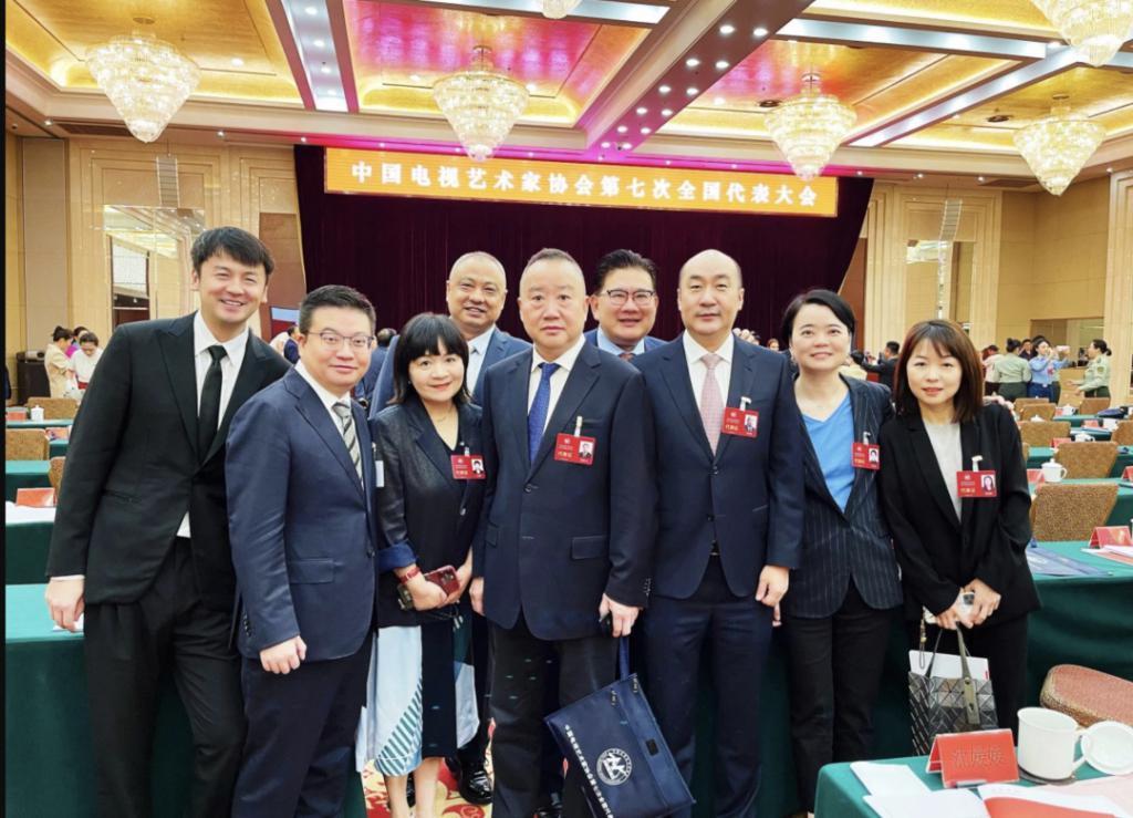 赵丽颖脸小，雷佳音头大，殷桃粉太美！这位戏骨坐C位大家服