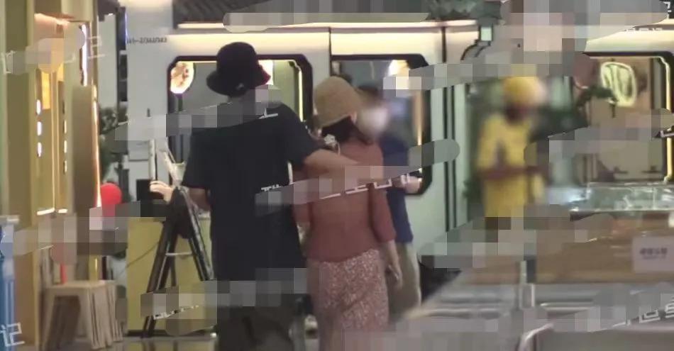钟楚曦侯雯元牵手逛动物园 聚餐男方一路搂着女方疑恋情曝光