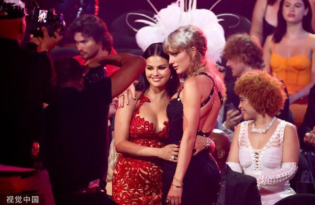 霉霉与赛琳娜VMA颁奖礼同框 台下亲密相拥秀闺蜜情