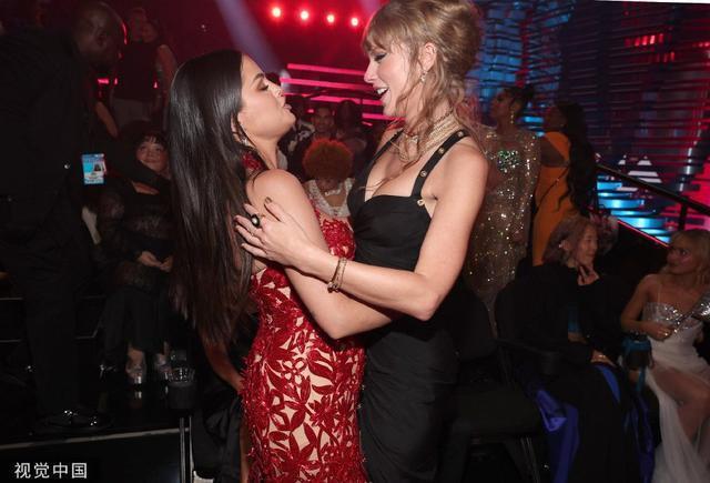 霉霉与赛琳娜VMA颁奖礼同框 台下亲密相拥秀闺蜜情