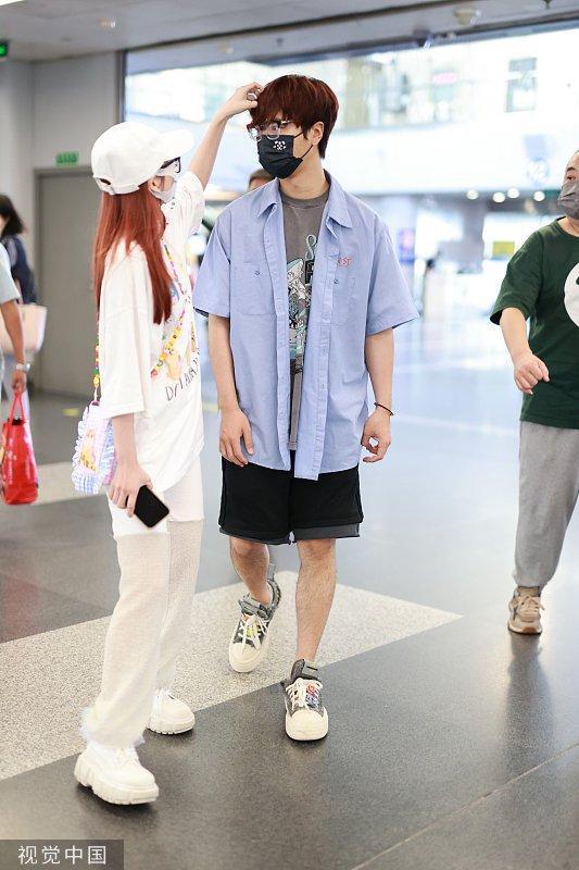 陆虎夫妇手牵手现身机场 陈曌旭贴心为陆虎整理头发