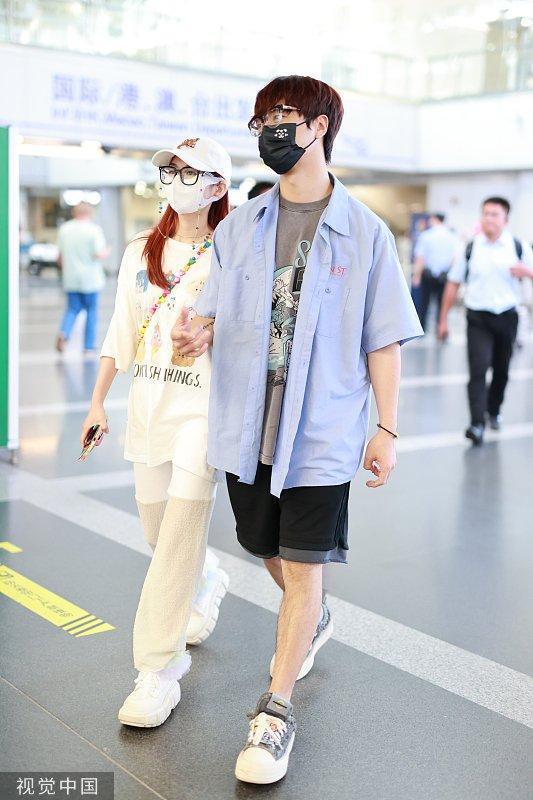 陆虎夫妇手牵手现身机场 陈曌旭贴心为陆虎整理头发