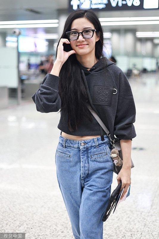 卢昱晓清早从机场出发 脸颊比心跟粉丝比爱心互动