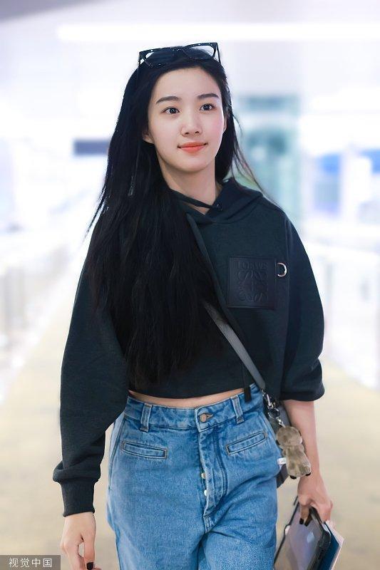 卢昱晓清早从机场出发 脸颊比心跟粉丝比爱心互动