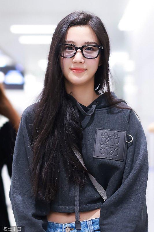 卢昱晓清早从机场出发 脸颊比心跟粉丝比爱心互动