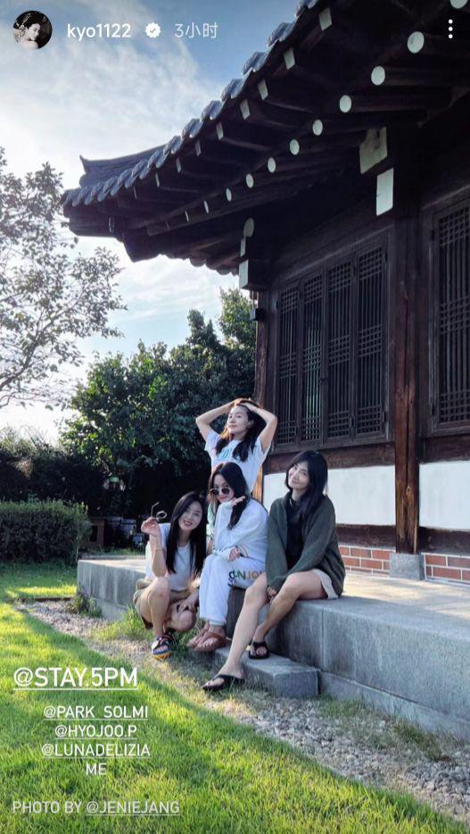 宋慧乔晒度假照尽显随性，与闺蜜亲密贴脸合照