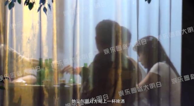 蒋奇明和朋友们聚餐被拍 室内抽烟谈笑心情好