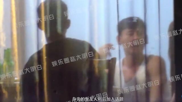 蒋奇明和朋友们聚餐被拍 室内抽烟谈笑心情好