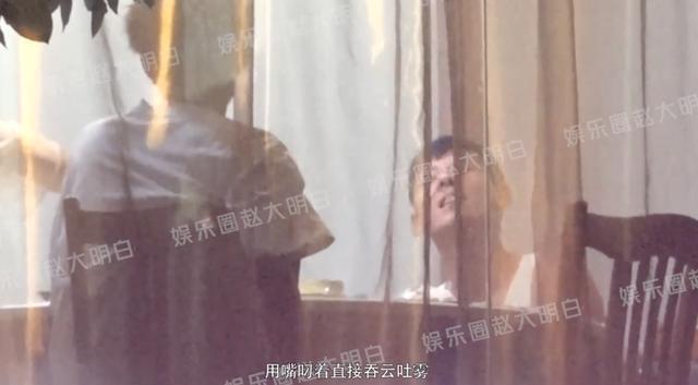 蒋奇明和朋友们聚餐被拍 室内抽烟谈笑心情好
