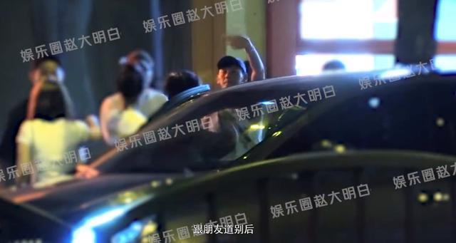 蒋奇明和朋友们聚餐被拍 室内抽烟谈笑心情好