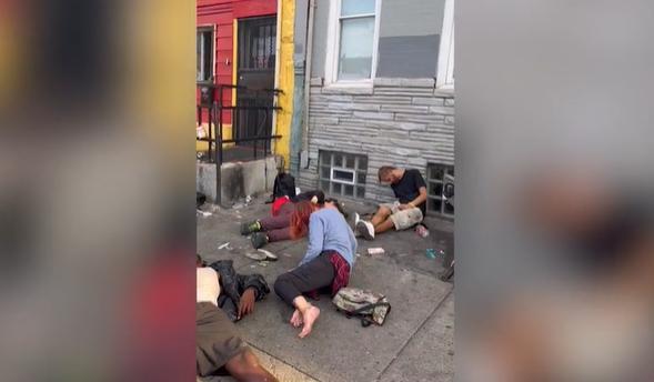 美国吸毒者持续涌入费城街道：无法保持站立 睡在垃圾堆中