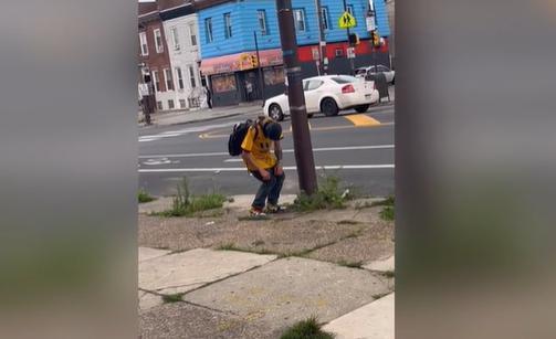 美国吸毒者持续涌入费城街道：无法保持站立 睡在垃圾堆中