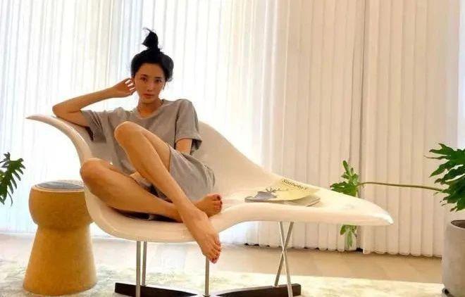人气女星告别“爷孙恋”，新姐夫是个软饭男？
