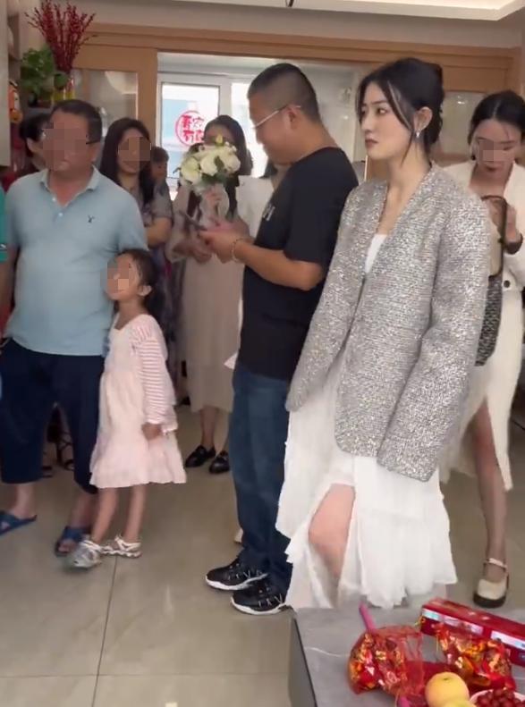 徐璐现身青岛参加好友婚礼，当伴娘捡捧花