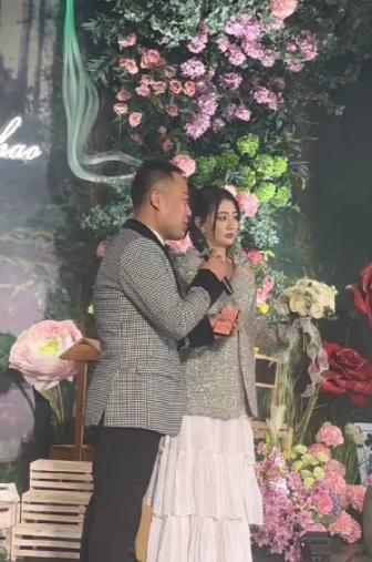 徐璐现身青岛参加好友婚礼，当伴娘捡捧花