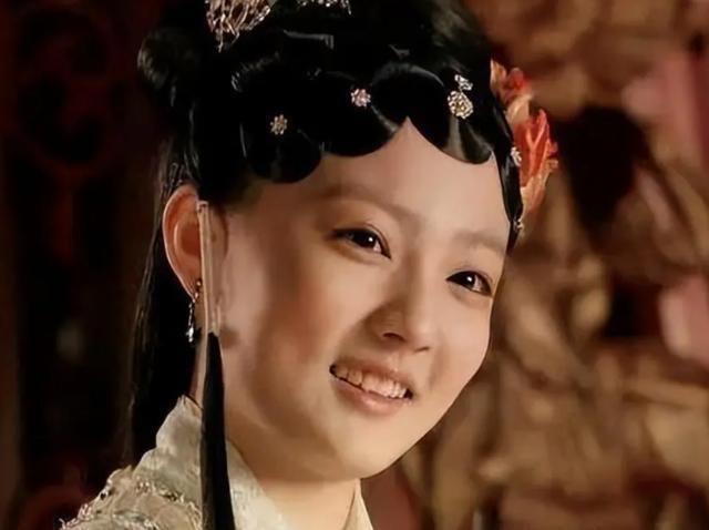徐璐现身青岛参加好友婚礼，当伴娘捡捧花
