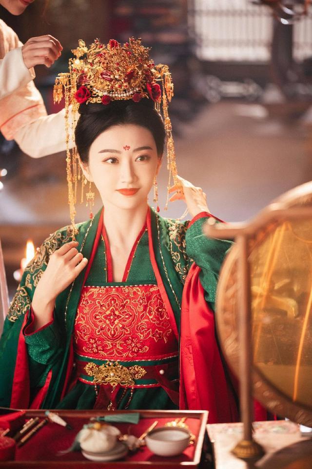 景甜古装婚服造型明艳动人 凤冠霞帔华丽大气