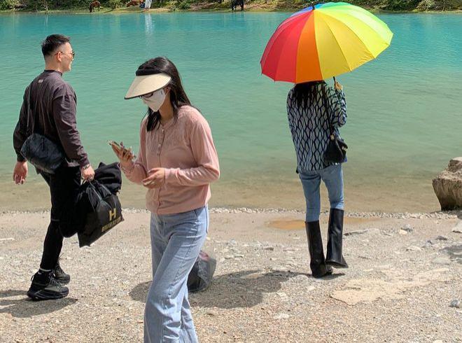 张馨予夫妇旅游被偶遇 何捷为妻子拎包拍照获赞
