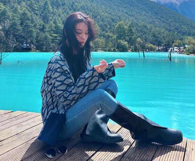 张馨予夫妇旅游被偶遇 何捷为妻子拎包拍照获赞
