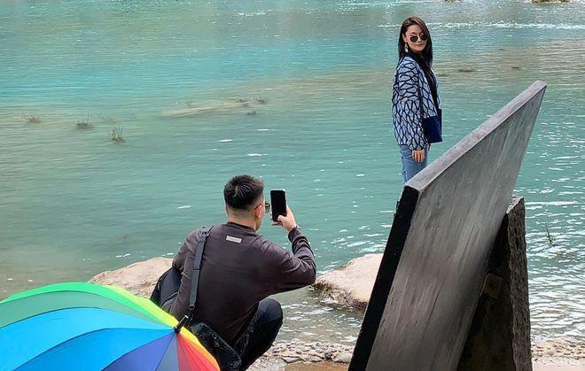 张馨予夫妇旅游被偶遇 何捷为妻子拎包拍照获赞