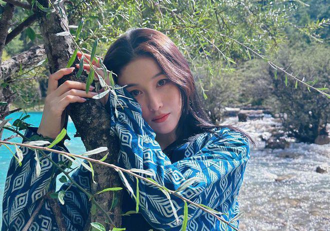 张馨予夫妇旅游被偶遇 何捷为妻子拎包拍照获赞