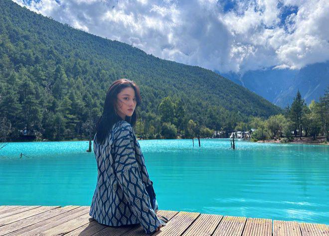 张馨予夫妇旅游被偶遇 何捷为妻子拎包拍照获赞