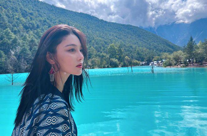 张馨予夫妇旅游被偶遇 何捷为妻子拎包拍照获赞