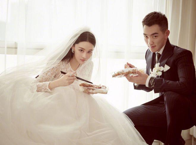 张馨予夫妇旅游被偶遇 何捷为妻子拎包拍照获赞