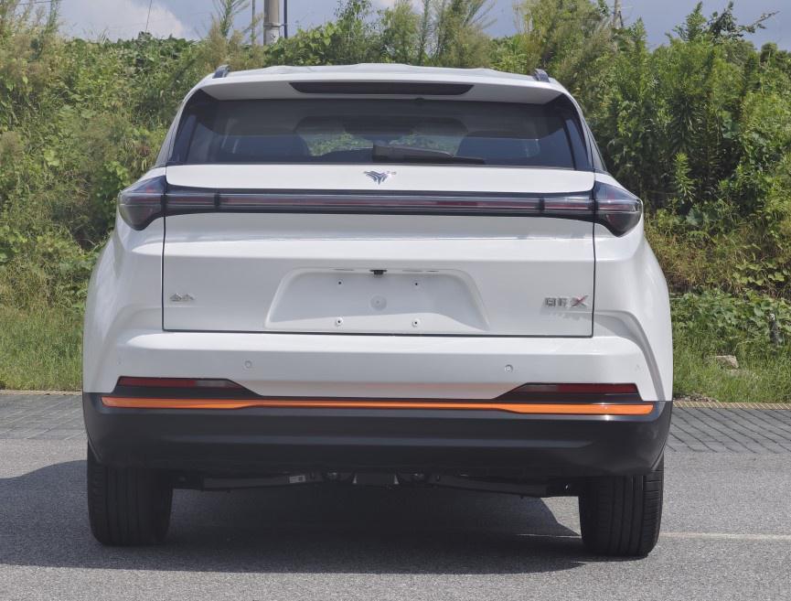 哪吒 X 车型通过工信部申报：长约 4.6m，搭载 120 kW 电动机