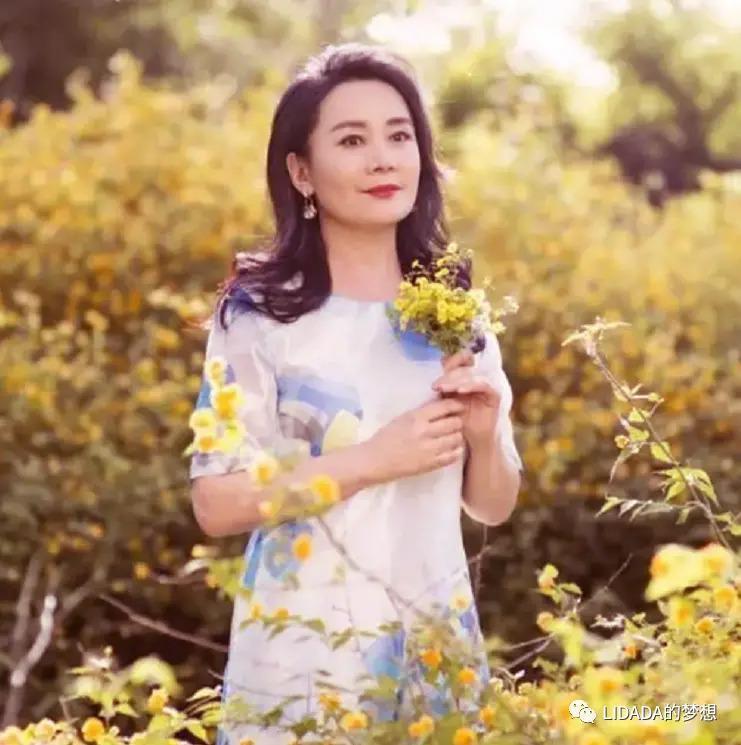 她是是双料影后，忙事业40岁才结婚生子，今幸福圆满惹人羡