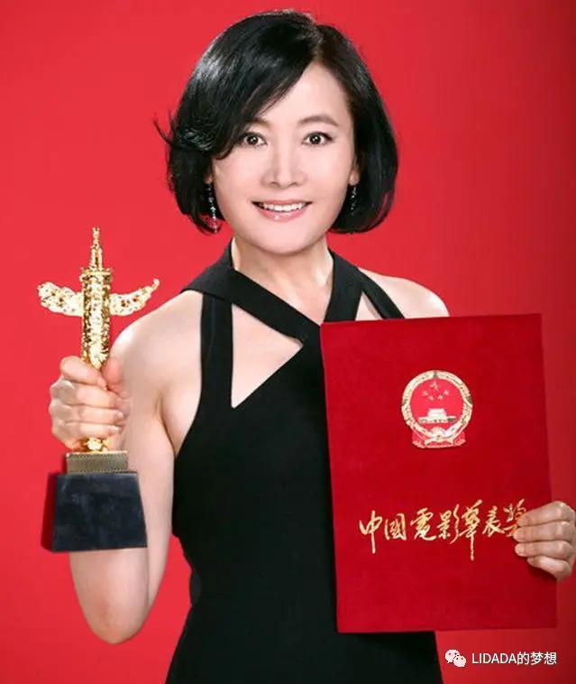 她是是双料影后，忙事业40岁才结婚生子，今幸福圆满惹人羡