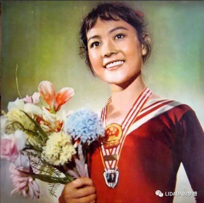 她是是双料影后，忙事业40岁才结婚生子，今幸福圆满惹人羡