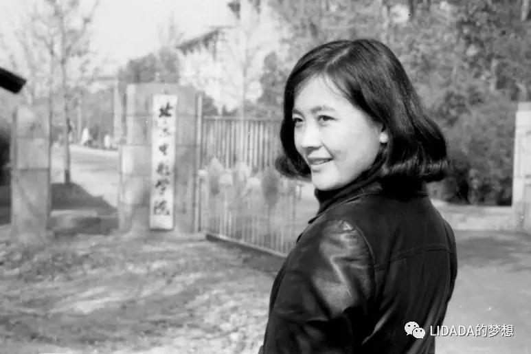 她是是双料影后，忙事业40岁才结婚生子，今幸福圆满惹人羡