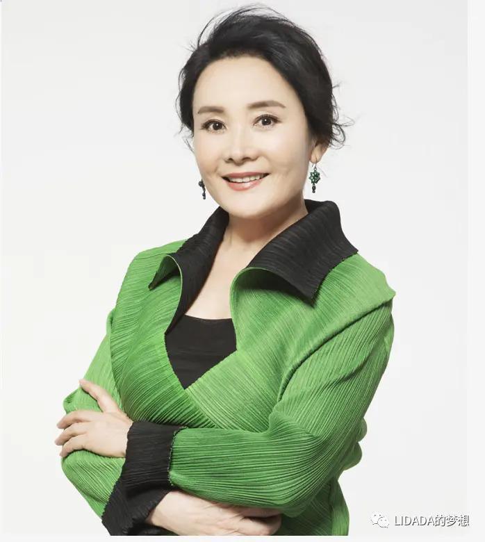 她是是双料影后，忙事业40岁才结婚生子，今幸福圆满惹人羡