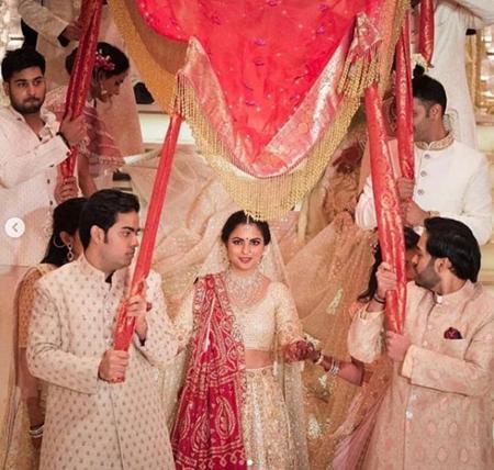 一场婚礼豪掷7亿，6亿印度男性的梦中女神，要回家接班了？