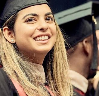 一场婚礼豪掷7亿，6亿印度男性的梦中女神，要回家接班了？