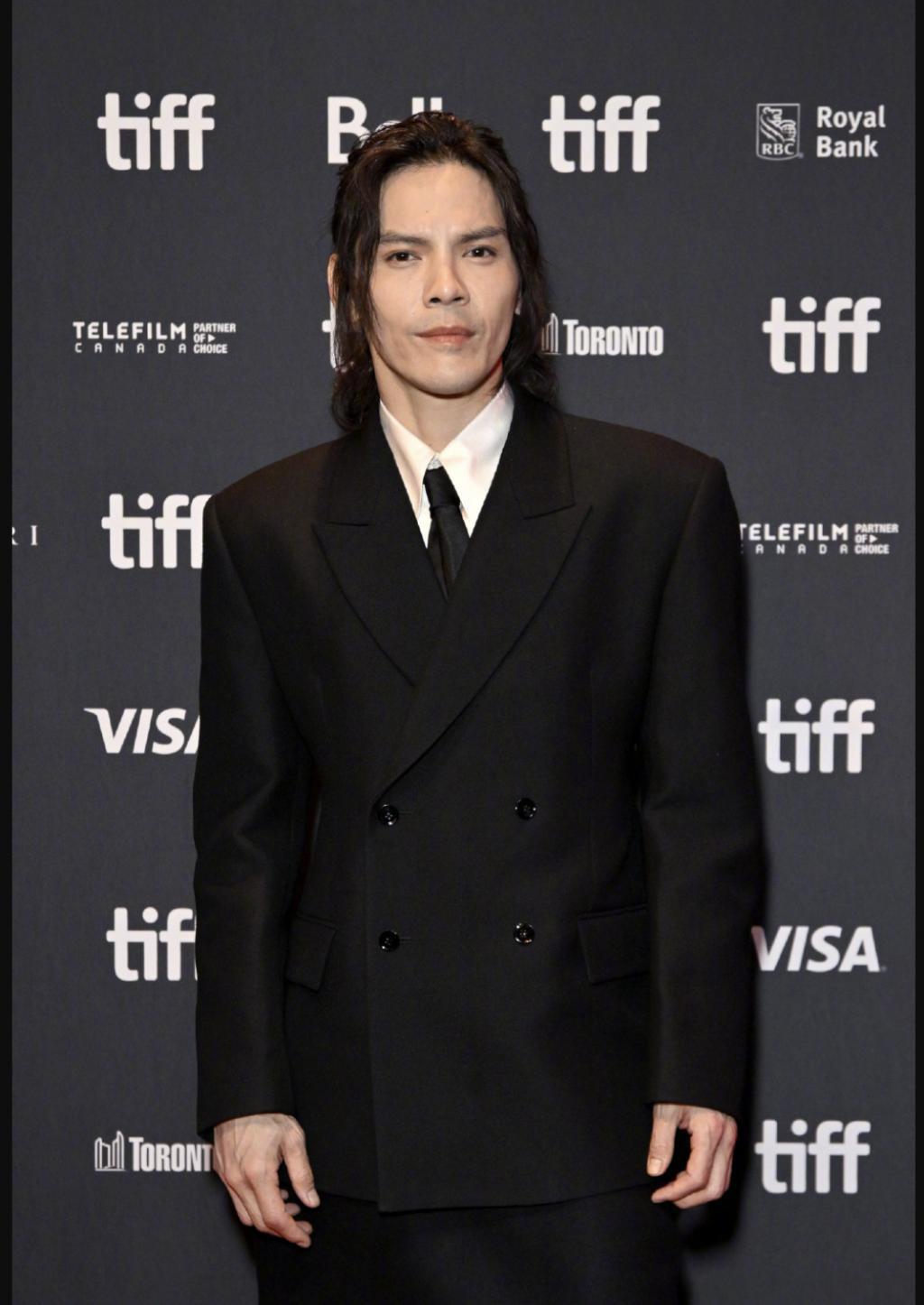 向佐：为了直播一天只睡3个小时！郭碧婷红毯变得不敢认