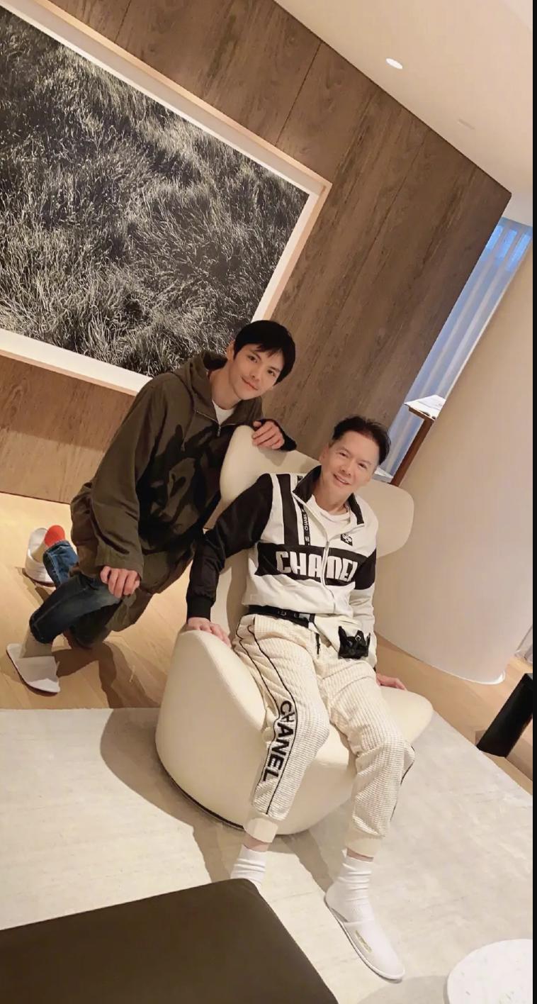 向佐：为了直播一天只睡3个小时！郭碧婷红毯变得不敢认