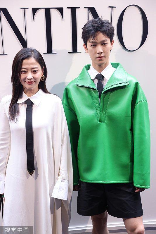 梅婷与李昀锐同框出席活动 着白色拖地衬衫裙气质佳