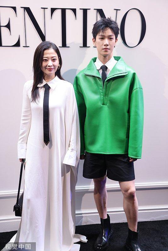 梅婷与李昀锐同框出席活动 着白色拖地衬衫裙气质佳