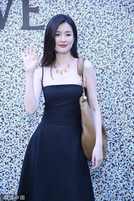 乔欣穿黑色小吊带短裙 黑长直披肩对镜头挥手微笑