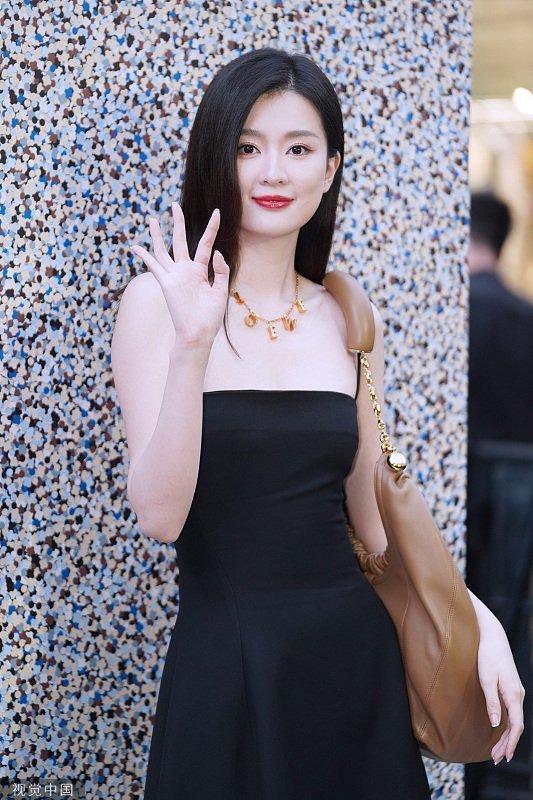 乔欣穿黑色小吊带短裙 黑长直披肩对镜头挥手微笑