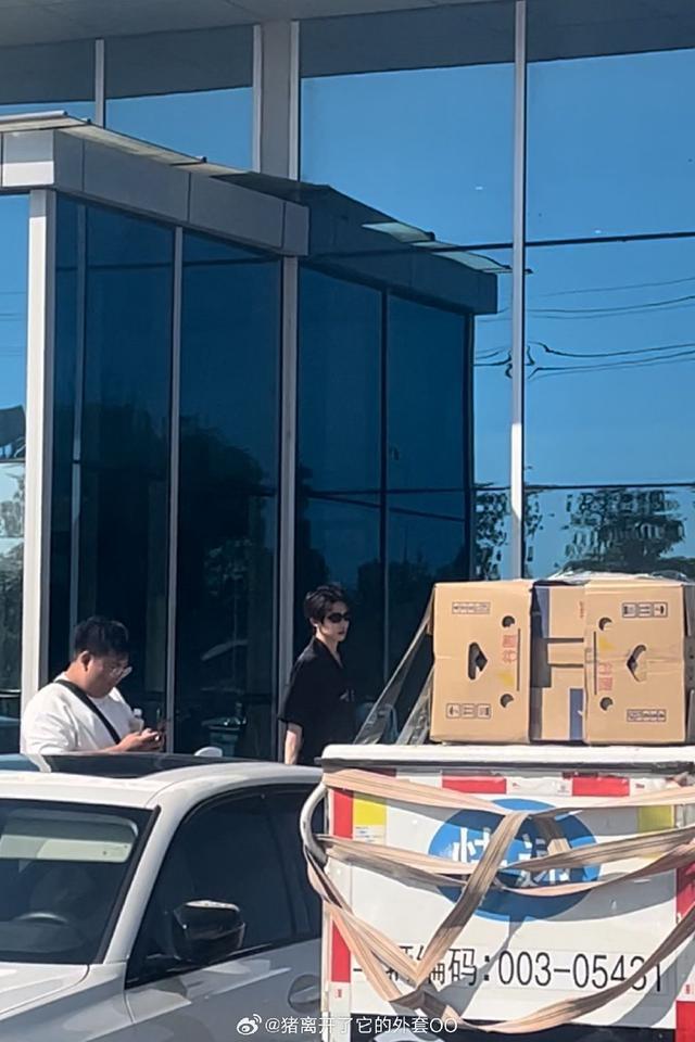 网友驾校偶遇刘宇考科目一 全黑造型依然帅气亮眼