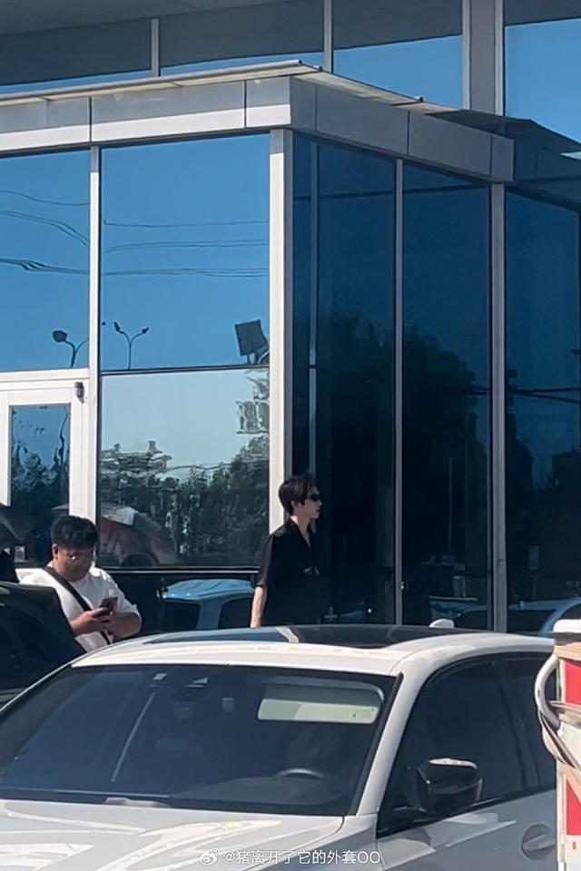 网友驾校偶遇刘宇考科目一 全黑造型依然帅气亮眼