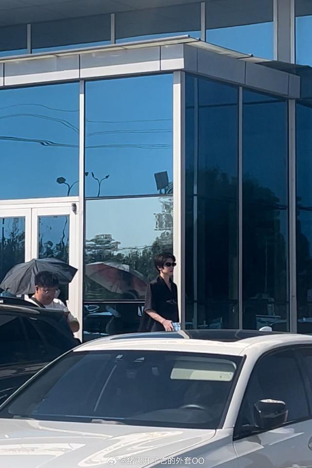 网友驾校偶遇刘宇考科目一 全黑造型依然帅气亮眼