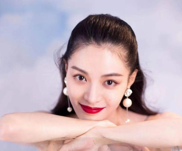 钟楚曦与封神演员紧搂回家疑恋情曝光，此前被疑张云龙女友
