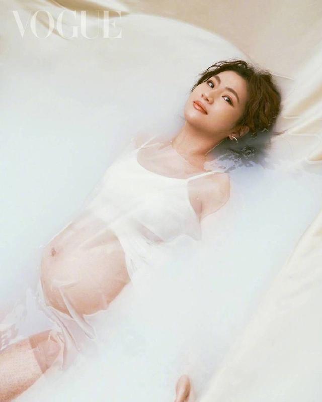 任家萱Selina《VOGUE》孕肚照封面 迎接人生新身份