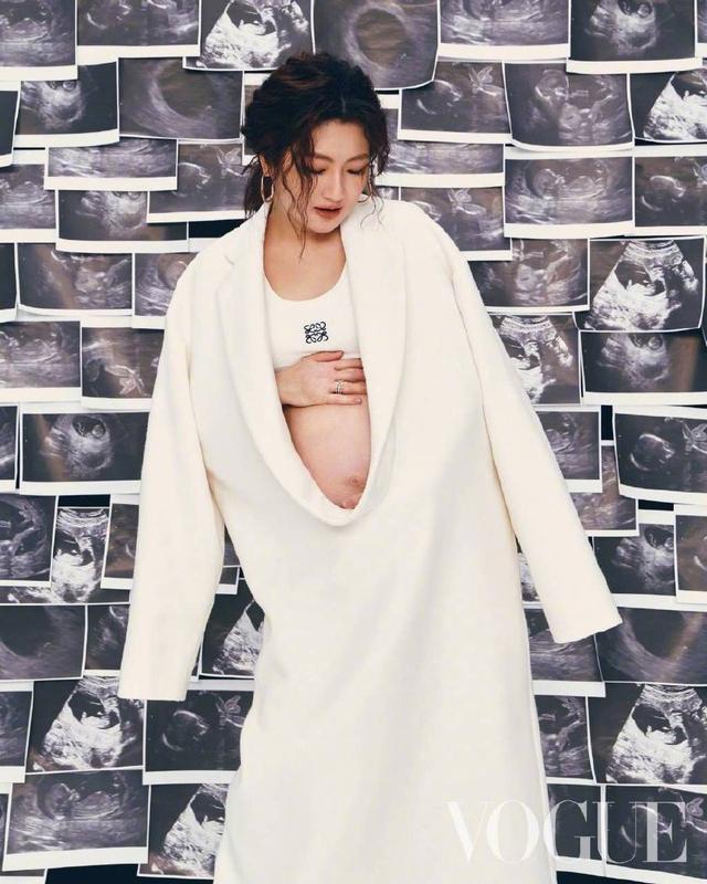任家萱Selina《VOGUE》孕肚照封面 迎接人生新身份