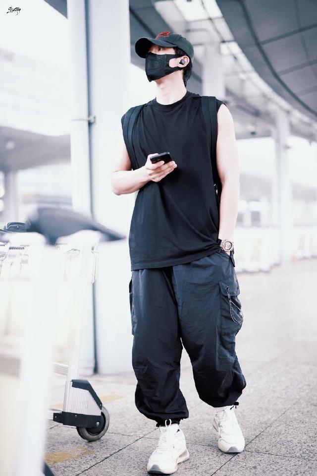 侯雯元全黑look低调现身机场 戴口罩帽子难掩帅气