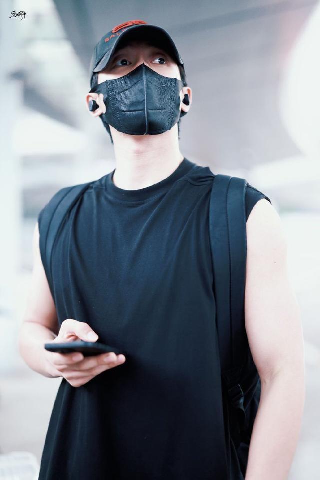 侯雯元全黑look低调现身机场 戴口罩帽子难掩帅气